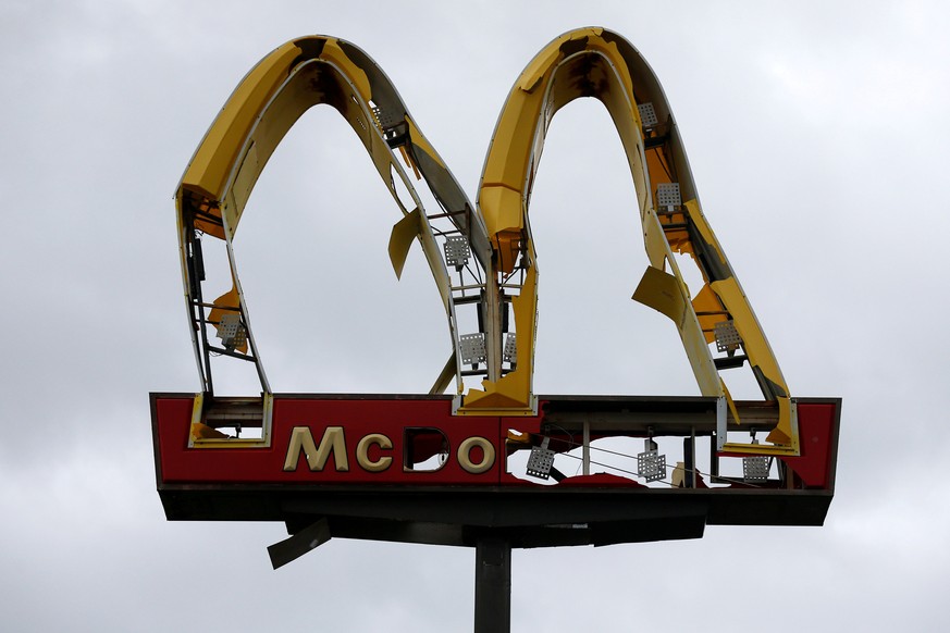 A McDonald&#039;s sign damaged by Hurricane Michael is pictured in Panama City Beach, Florida, U.S. October 10, 2018. REUTERS/Jonathan Bachman TPX IMAGES OF THE DAY