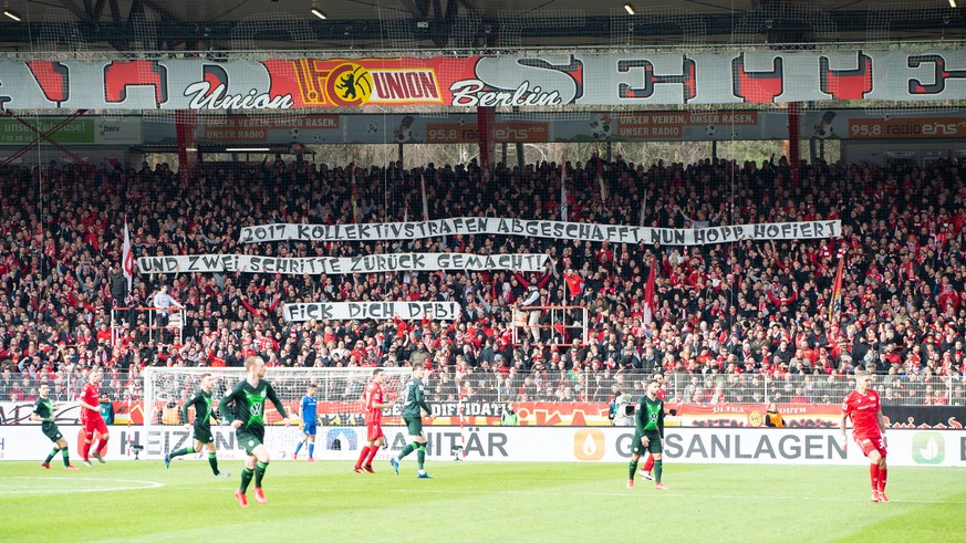 Hopp - Spruchbaender - Transparente - Protest - Plakat, Union Berlin vs VFL Wolfsburg, 01.03.2020, DFL regulations prohibit any use of photographs as image sequences and/or quasi-video, GER, Berlin, D ...