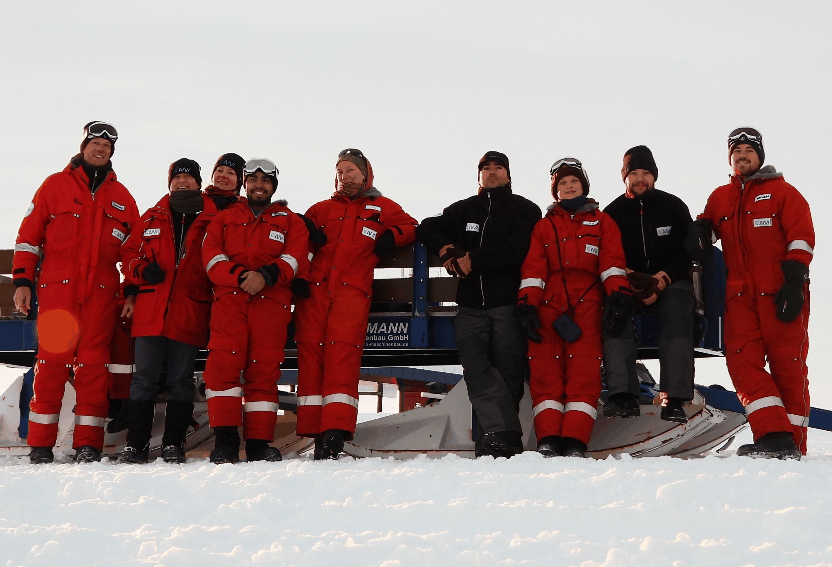 Das Überwinterungsteam: Von li. nach rechts: Klaus (Stationsarzt und Base Commander), Roman (IT und Funk), Anna-Marie (Meteorologin), Wanderson (Koch), Julia (Luftchemikerin), Mario (Ingenieur), Ina ( ...