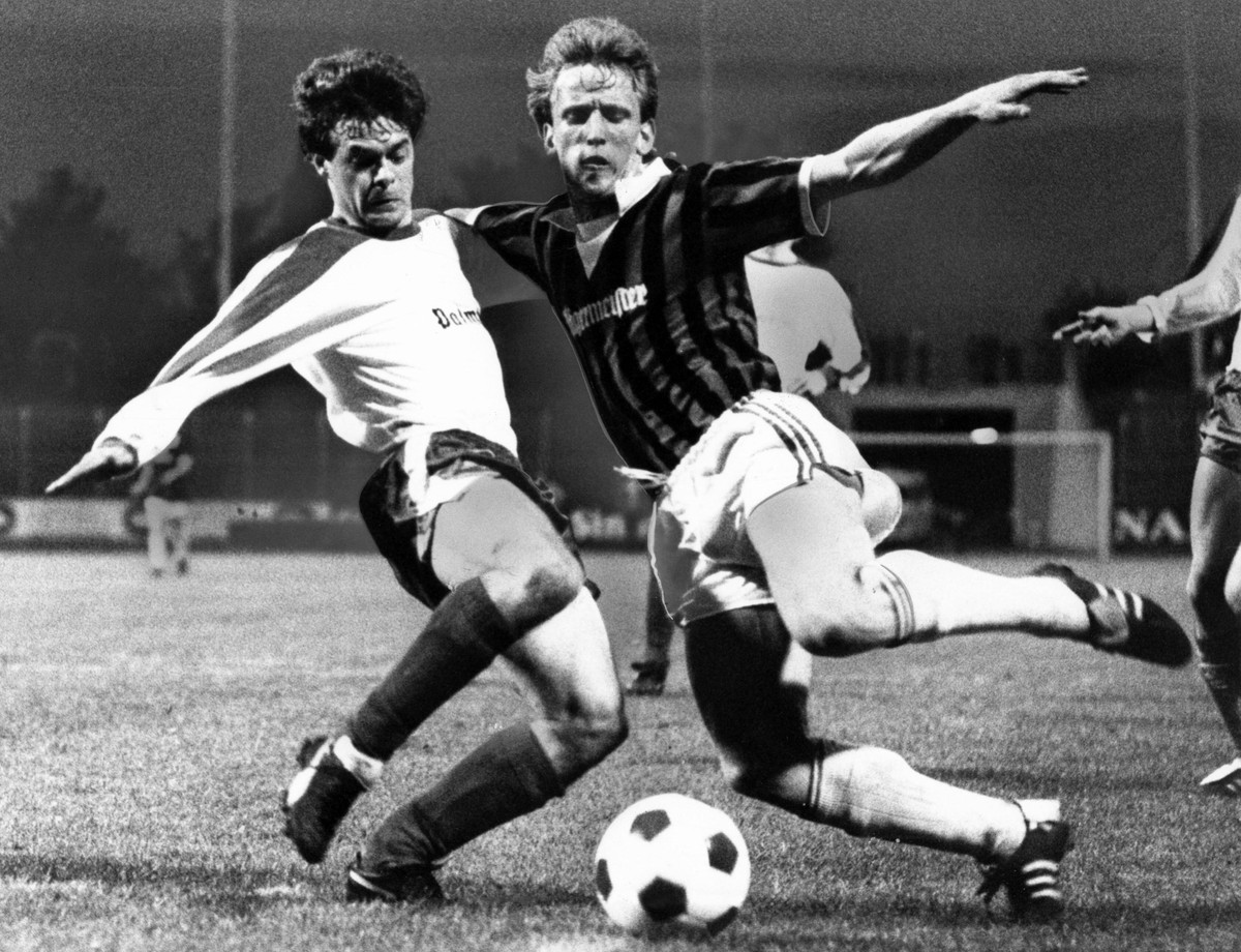 Andreas Brehme 1. FC Saarbr�cken, re. gegen Klaus Teichmann VfB Eppingen
