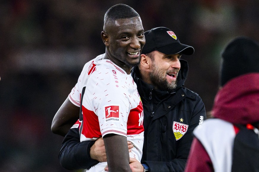 20.12.2023, Baden-Württemberg, Stuttgart: Fußball: Bundesliga, VfB Stuttgart - FC Augsburg, 16. Spieltag, MHPArena. Stuttgarts Trainer Sebastian Hoeneß (r) klatscht mit Stuttgarts Serhou Guirassy (l)  ...