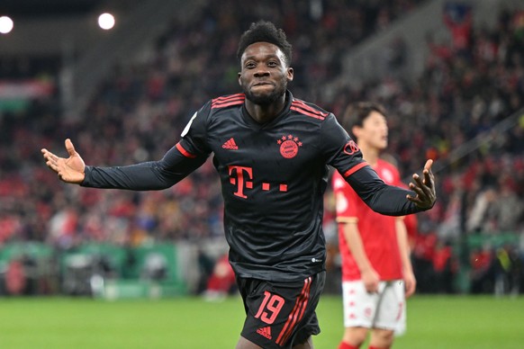 01.02.2023, Rheinland-Pfalz, Mainz: Fu�ball: DFB-Pokal, FSV Mainz 05 - Bayern M�nchen, Achtelfinale in der Mewa Arena, M�nchens Alphonso Davies gestikuliert. WICHTIGER HINWEIS: Gem�� den Vorgaben der  ...