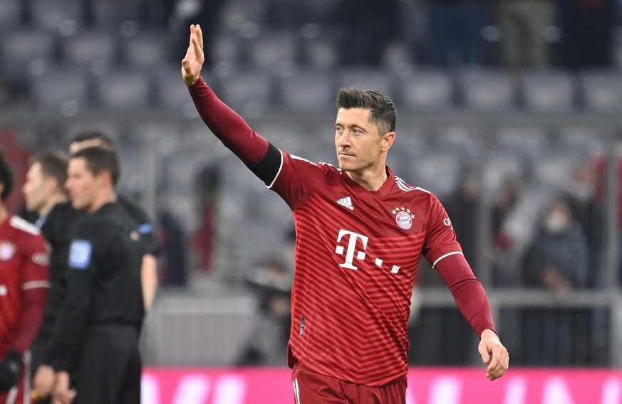 ARCHIVFOTO: Spanische Medien berichten:Robert Lewandowski will zum FC Barcelona. Robert LEWANDOWSKI (Bayern Muenchen), Gestik,winkt,winken,Abschied, Aktion,Einzelbild,angeschnittenes Einzelmotiv,Halbf ...