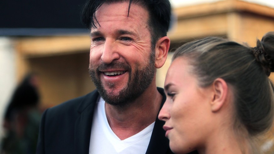 radio B2 SchlagerHamer 2019 Michael Wendler mit Freundin Laura auf dem radio B2-Festival SchlagerHammer 2019 in Berlin. Berlin Hoppegarten Berlin Deutschland / Germany *** radio B2 SchlagerHamer 2019  ...