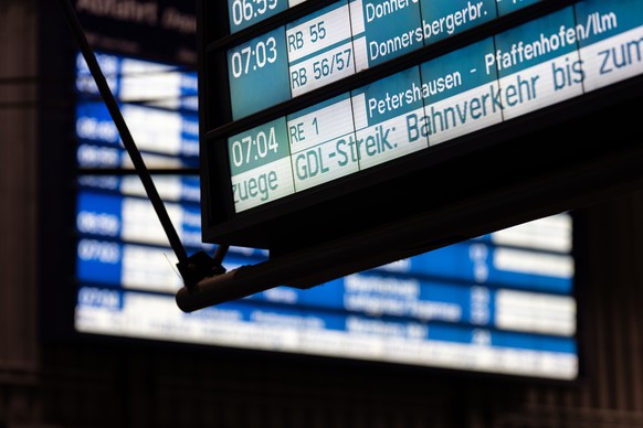 16.11.2023, Bayern, München: Eine Anzeigetafel weist am Münchner Hauptbahnhof auf den Streik hin. Die Gewerkschaft Deutscher Lokomotivführer (GDL) hatte zu einem 20-stündigen Warnstreik bei der Deutsc ...