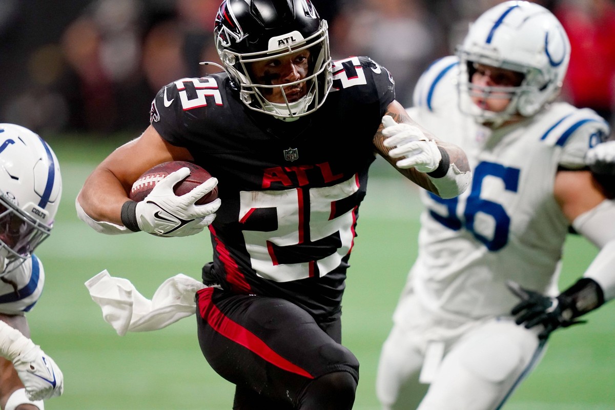 NFL, American Football Herren, USA Indianapolis Colts at Atlanta Falcons Dec 24, 2023 Atlanta, Georgia, USA Atlanta Falcons running back Tyler Allgeier 25 carries the ball against the Indianapolis Col ...