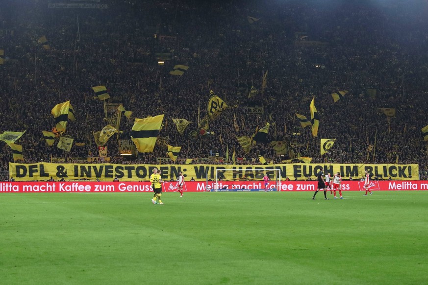 1. Bundesliga - Borussia Dortmund - FC Bayern M�nchen am 04.11.2023 im Signal Iduna Park in Dortmund Die Borussia Dortmund Fans pr�sentieren auf der S�dtrib�ne / Suedtribuene ein Spruchband / Banner g ...