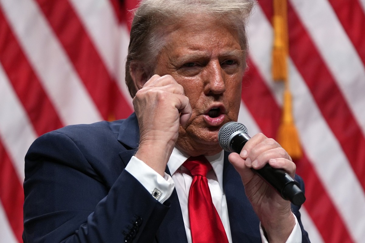 31.10.2024, USA, Glendale: Der republikanische Präsidentschaftskandidat und frühere US-Präsident Donald Trump spricht während einer Show der Tucker Carlson Live Tour in der Desert Diamond Arena. Foto: ...