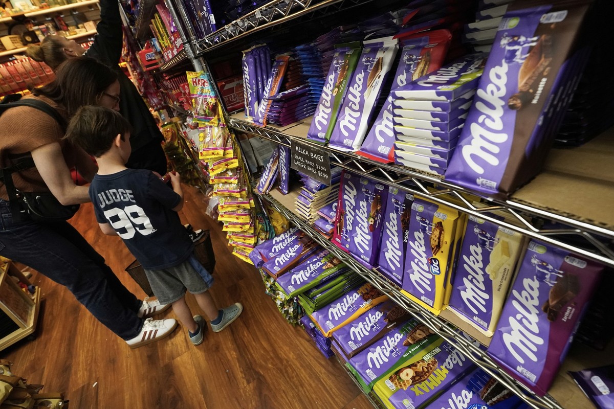 04.04.2025, USA, New York: Milka-Schokoladentafeln werden im Süßwarenladen Economy Candy in der Lower East Side von New York zum Verkauf angeboten. Milka ist eine Marke des US-Nahrungsmittelkonzerns M ...