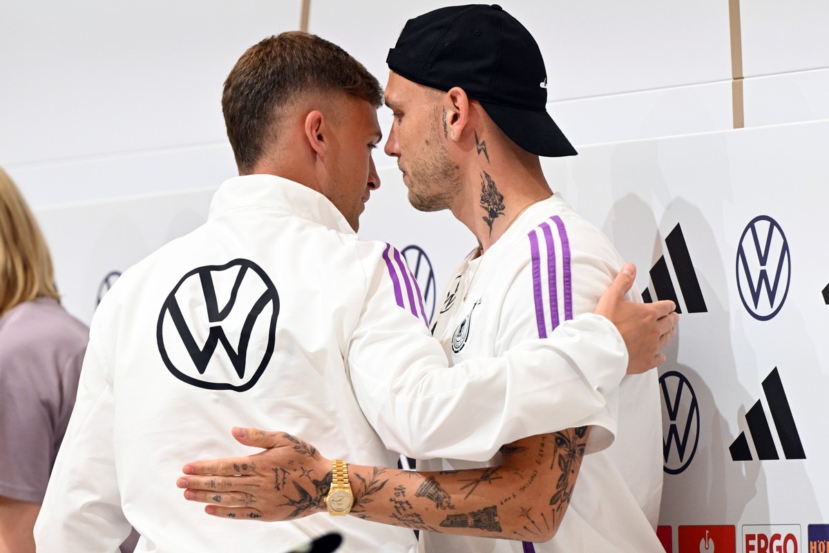01.07.2024, Bayern, Herzogenaurach: Fußball, EM, Nationalmannschaft, Pressekonferenz. Deutschlands Joshua Kimmich (l) und David Raum verlassen die Pressekonferenz. Foto: Christian Charisius/dpa +++ dp ...