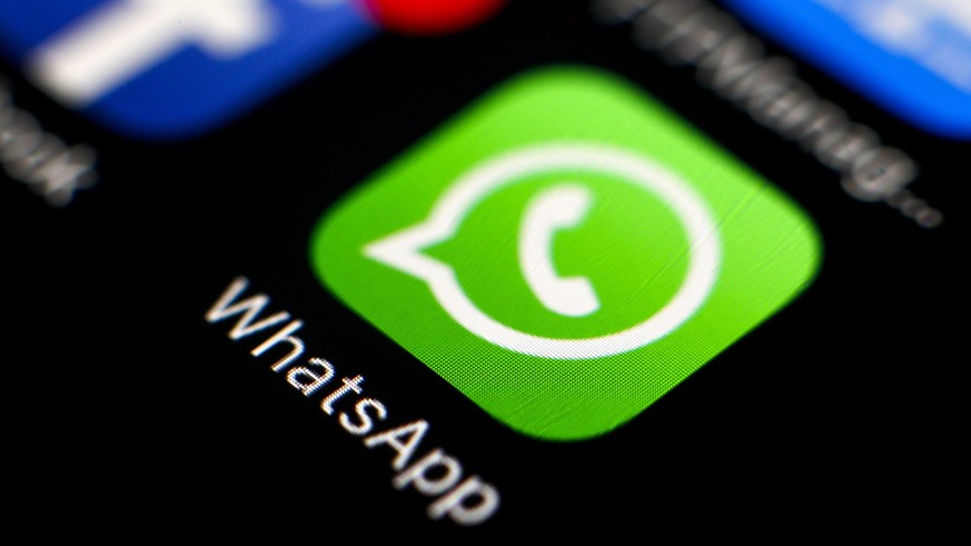 ARCHIV - 07.04.2016, Taiwan, Taipeh: Das Icon des Messengerdienstes WhatsApp und der Online-Plattform Facebook sind auf einem Smartphone zu sehen. (zu dpa «WhatsApp schiebt Einführung der neuen Datens ...