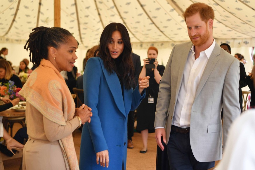 Lancement du livre de cuisine destiné à récolter des fonds écrit par la duchesse Meghan de Sussex, accompagné de sa mère Doria et du prince Harry. PAP09181990 Meghan, Duchess of Sussex (C), her mother ...