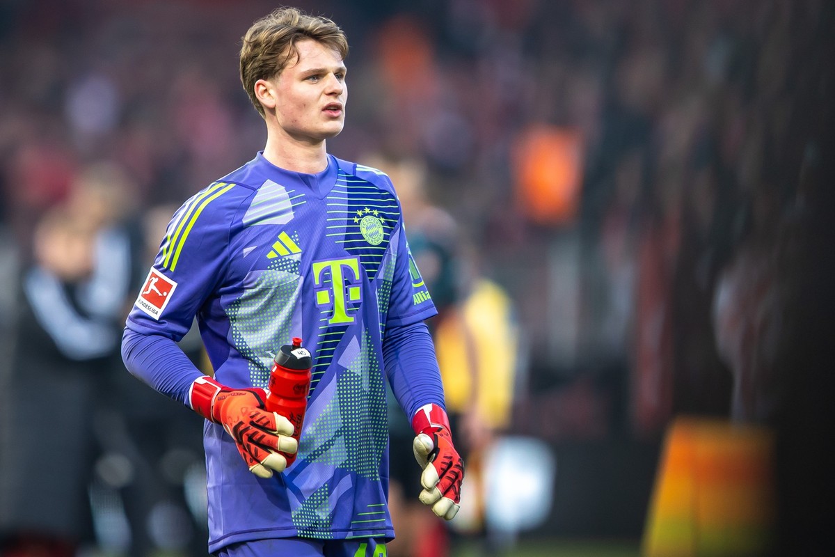 15.03.2025, Berlin: Fußball: Bundesliga, 1. FC Union Berlin - Bayern München, 26. Spieltag, An der Alten Försterei. Torwart Jonas Urbig von Bayern München geht nach Spielende über den Platz. Foto: And ...