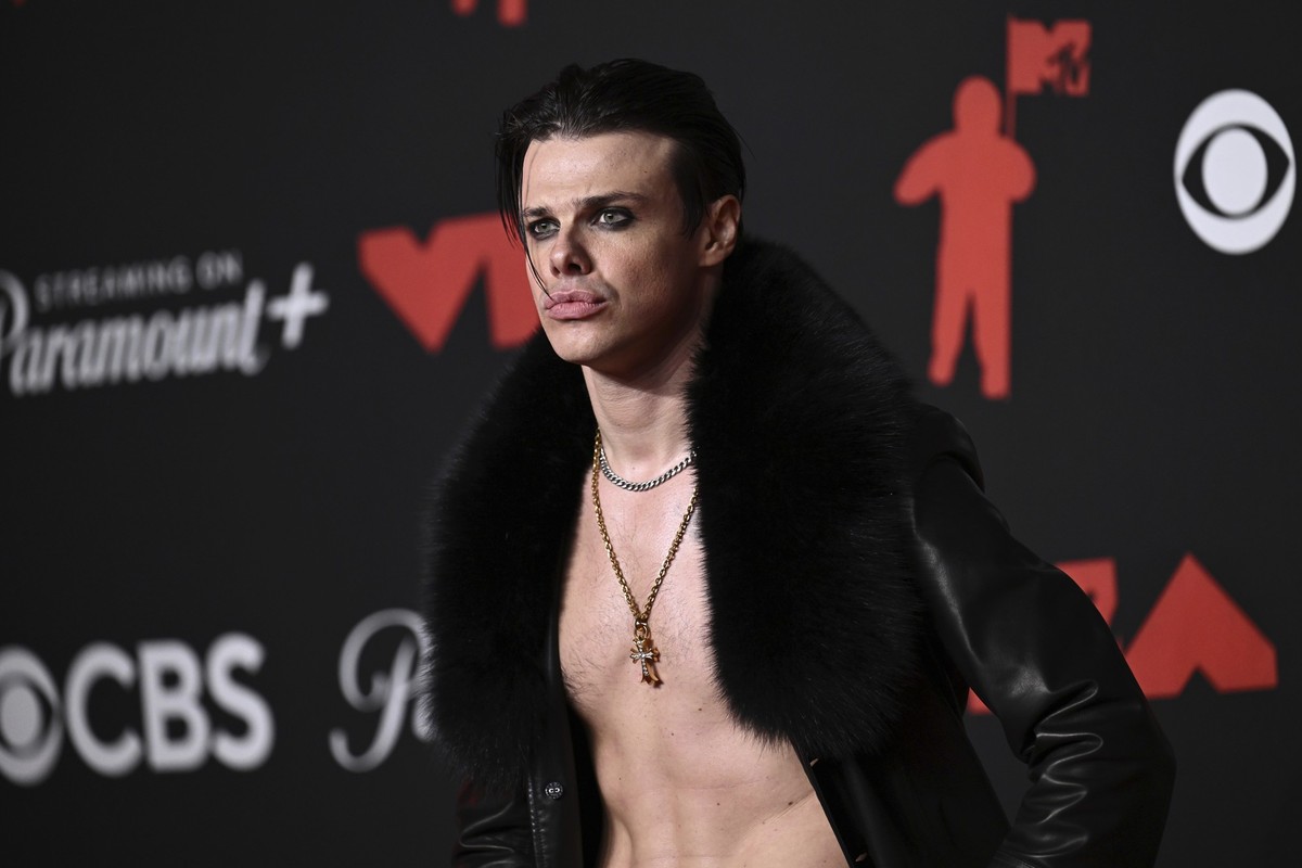 Yungblud arrives at the MTV Video Music Awards on Sunday, Sept. 7, 2025, at UBS Arena in Elmont, N.Y. (Photo by Evan Agostini/Invision/AP)