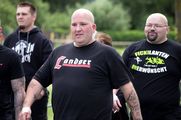 Teilnehmer des Neonazi-Festivals in Themar im Juli 2017. Der Festival-Besucher in der Mitte trägt ein T-Shirt der verbotenen Rechtsrock-Band &quot;Landser&quot;.