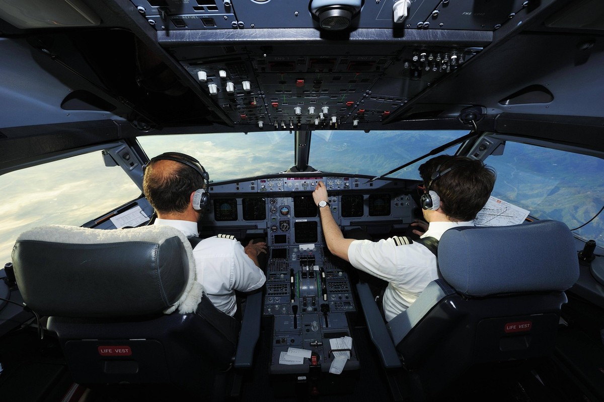 Pilot und Copilot im Cockpit eines Airbus A321 Copyright: imageBROKER/ThomasxSbampato ibltps04298390.jpg

Pilot and Copilot in Cockpit a Airbus A321 Copyright image broker ThomasxSbampato ibltps042983 ...