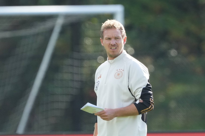 Bundestrainer Julian Nagelsmann Deutschland Germany mit seinem Zettel - Foxborough 10.10.2023: Training Deutsche Nationalmannschaft, New England Revolution, Trainingsgel