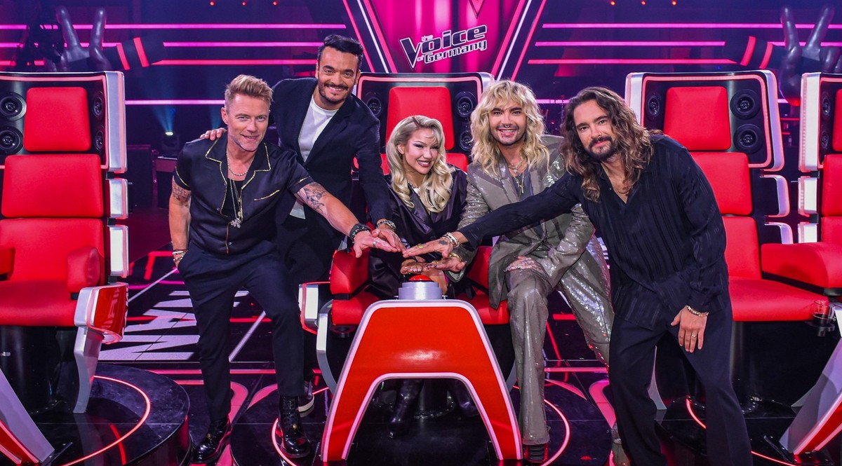 HANDOUT - 18.09.2023, ---, -: Ronan Keating (l-r), Giovanni Zarrella, Shirin David, Bill Kaulitz und Tom Kaulitz in der Kulisse der 13. Staffel der TV-Show &quot;The Voice of Germany&quot;, die ab Don ...
