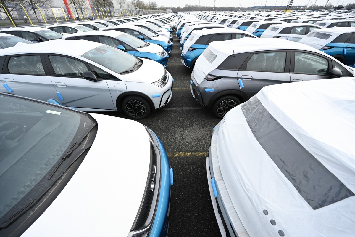 PRODUKTION - 26.02.2024, Bremen, Bremerhaven: Zahlreiche Neuwagen des Modells Dolphin vom Autohersteller BYD stehen im BLG Auto Terminal Bremerhaven. (zu dpa: «VDA: China und EU sollten Zölle noch abw ...