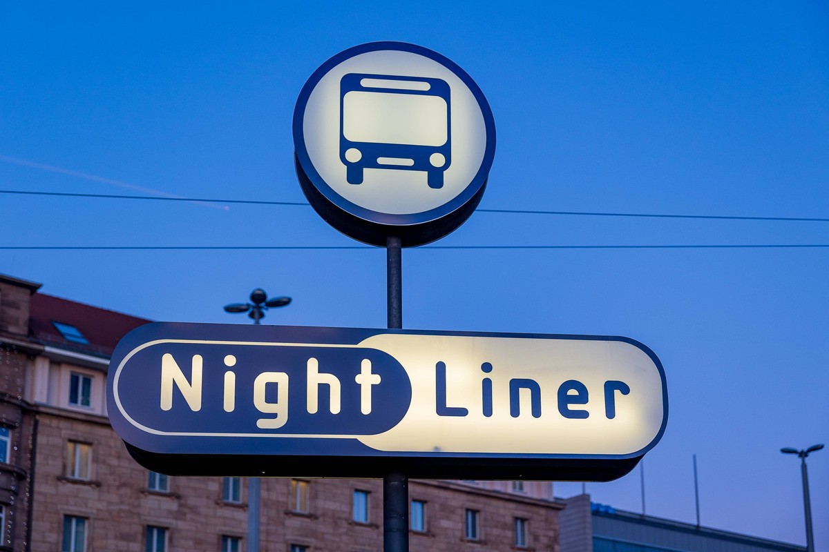 Nachtbusverkehr, Nürnberg 31.12.2024 Das Bild zeigt ein beleuchtetes Schild für die Nachtbuslinie Night Liner des städtischen Verkehrsbetriebs VAG in Nürnberg am Hauptbahnhof. Nürnberg Bayern Deutschl ...