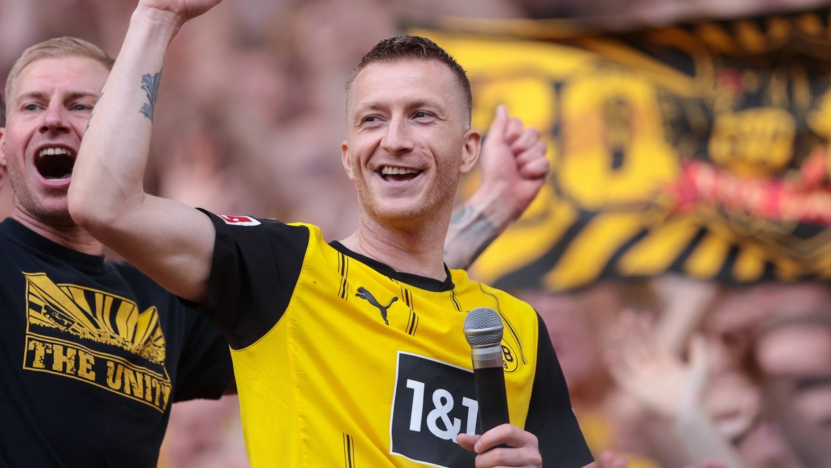 18.05.2024, Fussball, Saison 2023/2024, 1. Bundesliga, 34. Spieltag, Borussia Dortmund - SV Darmstadt 98, Marco Reus Borussia Dortmund feiert mit den Fans auf der Südtribüne seinen Abschied, Dortmund ...