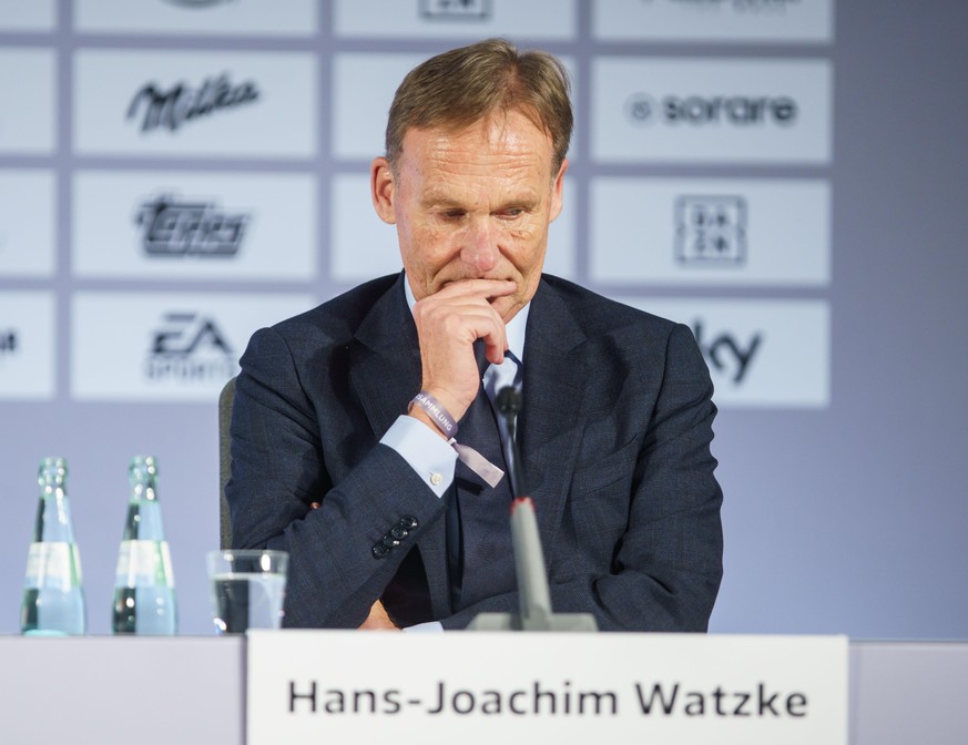 Hans-Joachim Watzke, der designierte Aufsichtsratsvorsitzende der Deutschen Fußball Liga (DFL), sitzt bei einer Pressekonferenz auf dem Podium im Anschluss an die DFL-Mitgliederversammlung, auf der in ...