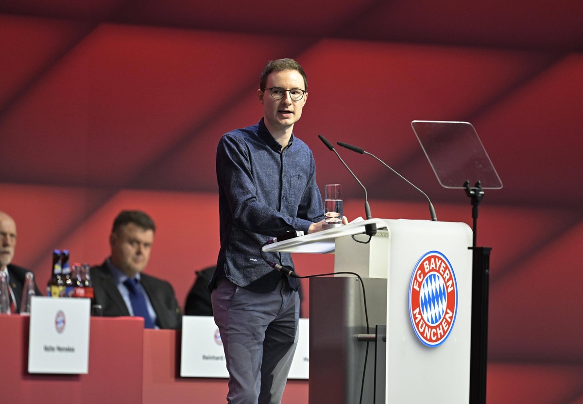 15.10.2022, Fussball 1. Bundesliga 2022/2023, FC Bayern M�nchen, Jahreshauptversammlung 2022 im AUDI-Dome M�nchen, Bayern-Mitglied Michael Ott am Rednerpult, f�r ein Statemant gegen das Katar-Sponsori ...