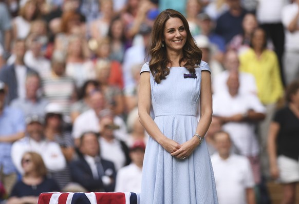 ARCHIV - 14.07.2019, Großbritannien, London: Kate, Prinzessin von Wales, steht während der Pokalübergabe auf dem Centre Court, nachdem der serbische Spieler Djokovic den Schweizer Federer im Endspiel  ...