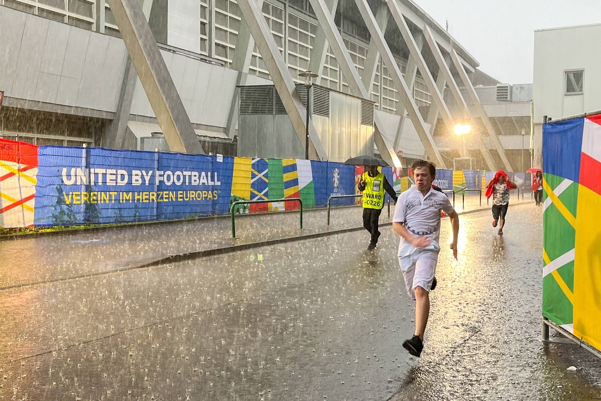 Türkische und Georgische Fans flüchten vor dem Regen unter den Eingang der Westfalenhalle - Dortmund 18.06.2024: Türkei vs. Georgien, EURO2024 M11, Gruppe F, EM-Arena Dortmund *** Turkish and Georgian ...