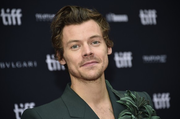 ARCHIV - 11.09.2022, Kanada, Toronto: Harry Styles, S�nger aus Gro�britannien, besucht die Premiere von &quot;My Policeman&quot; im Princess of Wales Theatre w�hrend des Toronto International Film Fes ...