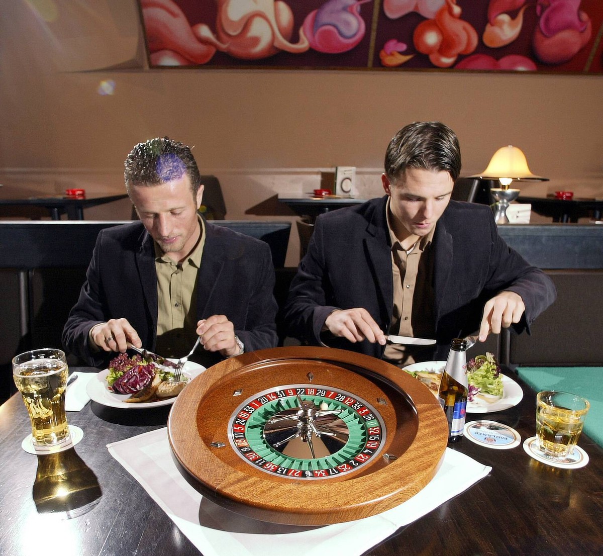 Anders ist dieses gemeinsame Foto-Shooting nicht zu erklären. Salat und Roulette? Nennt man das Schanzen-Frühstück?