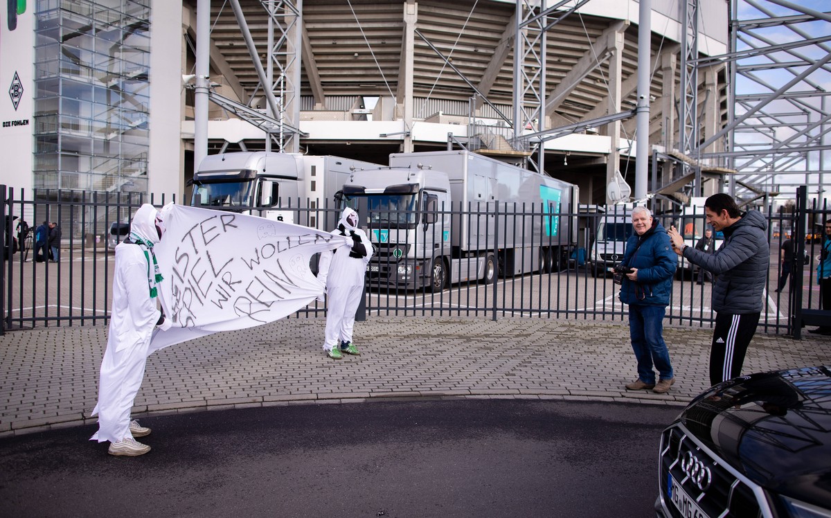 Hatte schon vor dem Betreten des Stadions seinen Spaß: Deniz Aytekin (r.) fotografiert zwei Geisterfans, die "Wir wollen rein" fordern.