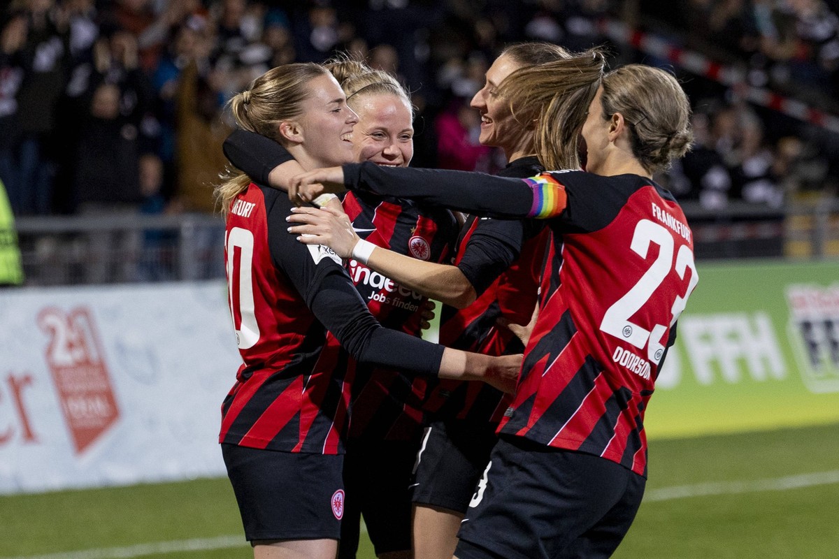 Google Pixel Frauen Bundesliga: Eintracht Frankfurt - SV Werder Bremen, Stadion am Brentanobad, Frankfurt, 25.03.2024 Laura Freigang Eintracht Frankfurt 10 &amp; Pia-Sophie Wolter Eintracht Frankfurt  ...