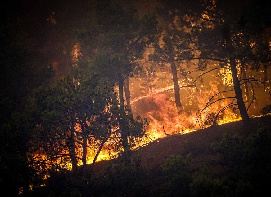 dpatopbilder - 22.07.2023, Griechenland, Rhodos: Ein massiver Waldbrand tobt auf der griechischen Insel Rhodos. Fast 20.000 Menschen sind auf Rhodos auf der Flucht vor schweren Waldbr