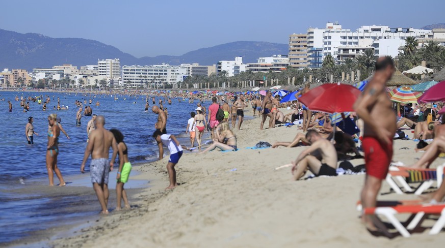 01.10.2023, Spanien, Palma: Menschen schwimmen und sonnenbaden am Strand von Arenal auf Mallorca am ersten Oktoberwochenende mit Temperaturen von 30 Grad. Foto: Clara Margais/dpa +++ dpa-Bildfunk +++