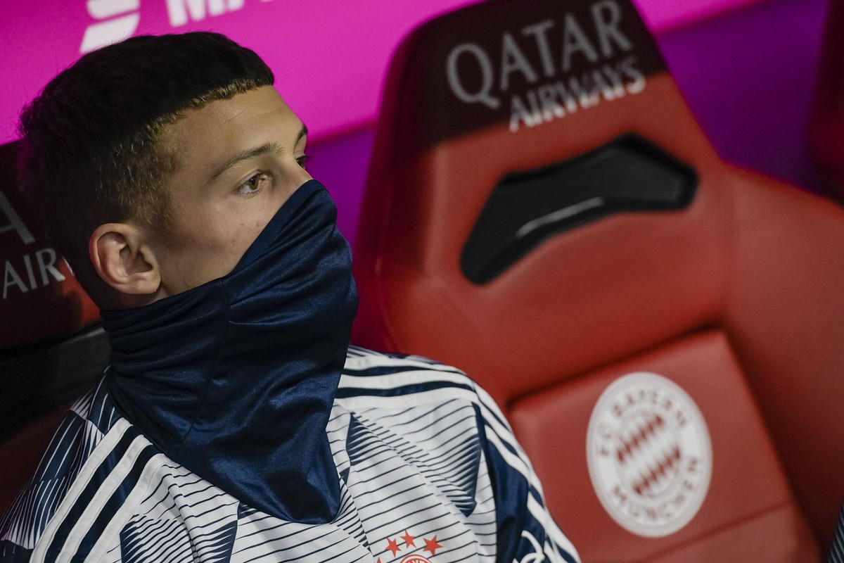 Michael Cuisance Bayern zieht sich ein Tuch vor sein Gesicht auf der Bank waehrend dem Fussball Bundesliga Spiel FC Bayern Muenchen gegen Schalke 04 am 19. Spieltag der Saison 2019/2020 in der Allianz ...