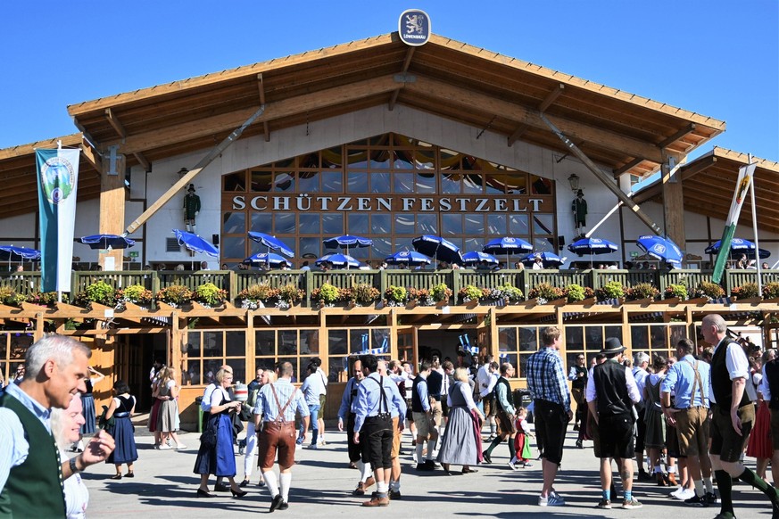 München, Oktoberfest 2023, Wiesn, Volksfest auf der Theresienwiese. Foto: Schützenfestzelt, Bierzelt *** Munich, Oktoberfest 2023, Wiesn, folk festival on the Theresienwiese photo Schützenfest tent, b ...