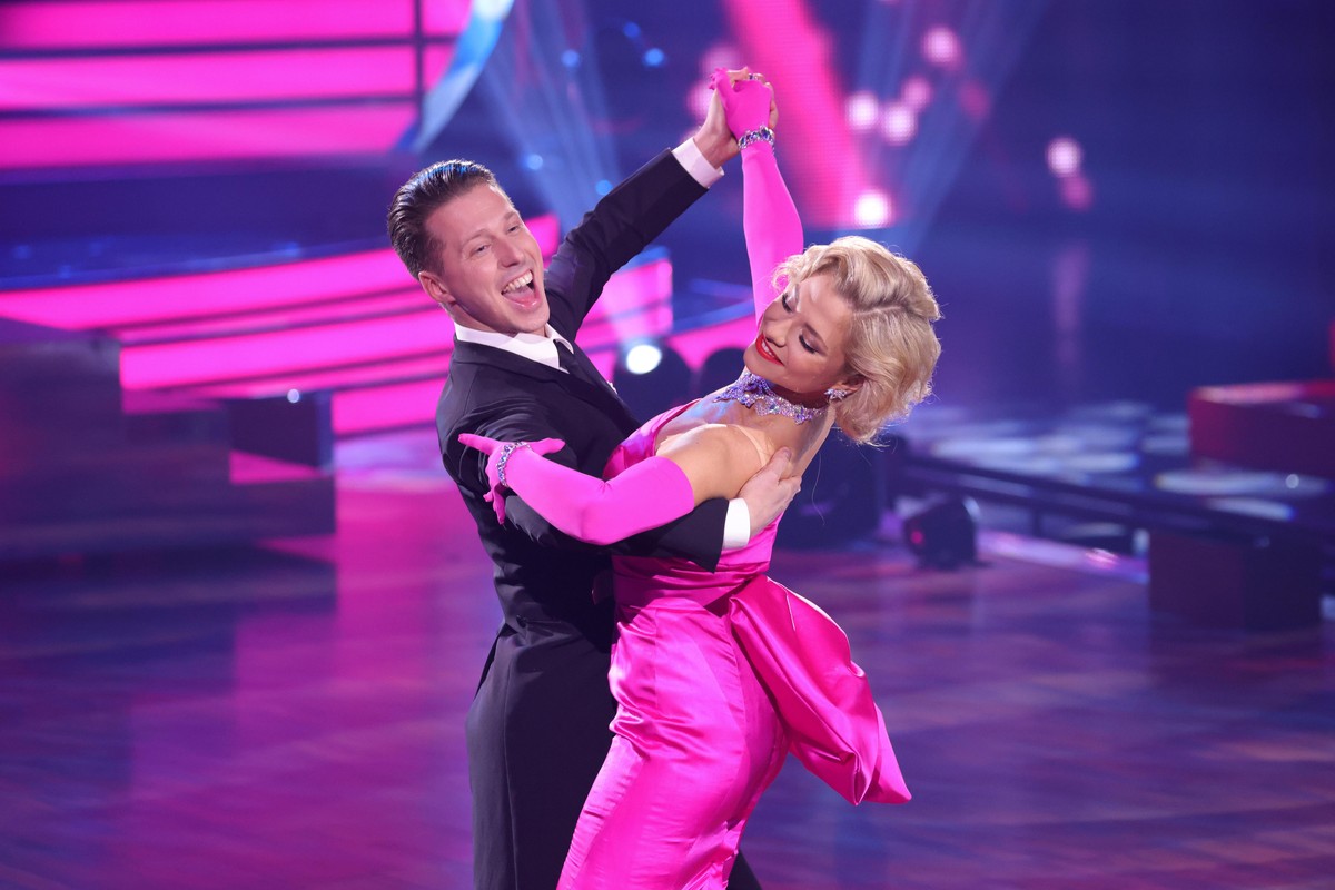 COLOGNE, GERMANY - MAY 28: Valentina Pahde and Valentin Lusin perform on stage during the final show of the 14th season of the television competition &quot;Let&#039;s Dance&quot; on May 28, 2021 in Co ...