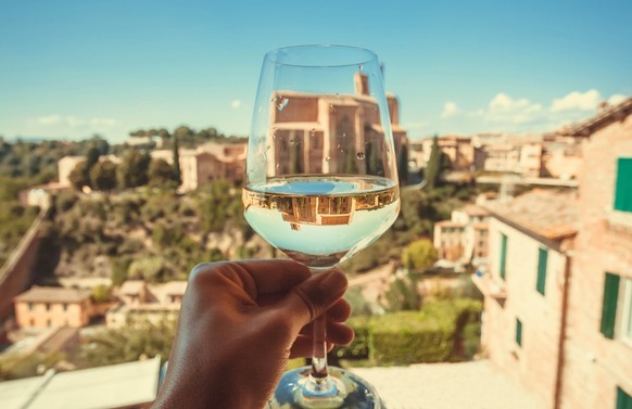 Weinglas vor Aussicht: ein beliebtes Fotomotiv auf Instagram.