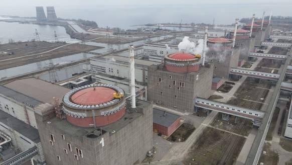 Diese Luftaufnahme zeigt das Kernkraftwerk Saporoschje in der Steppenzone am Ufer des Kachowski-Stausees in der Stadt Energodar, Region Saporoschje, in der Ukraine. Das KKW Saporoschje ist vollständig ...