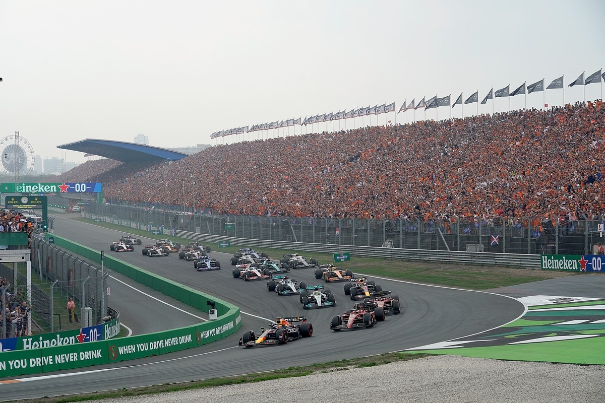 ARCHIV - 04.09.2022, Niederlande, Zandvoort: Motorsport: Formel-1-Weltmeisterschaft, Grand Prix der Niederlande - das Rennen bleibt bis 2025 im Programm (zu dpa: «Formel 1 fährt weiter in Zandvoort -  ...