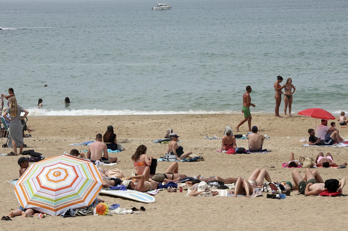 16.06.2023, Frankreich, Biarritz: Menschen sonnen sich an einem Strand im Südwesten Frankreichs. Die Temperaturen sind die ganze Woche über gestiegen, und es wird erwartet, dass sie über 30 Grad Celsi ...