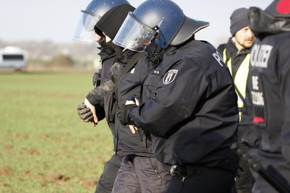 Die Polizei soll bei dem Abtransport von Aktivisten Schmerzgriffe angewandt haben.