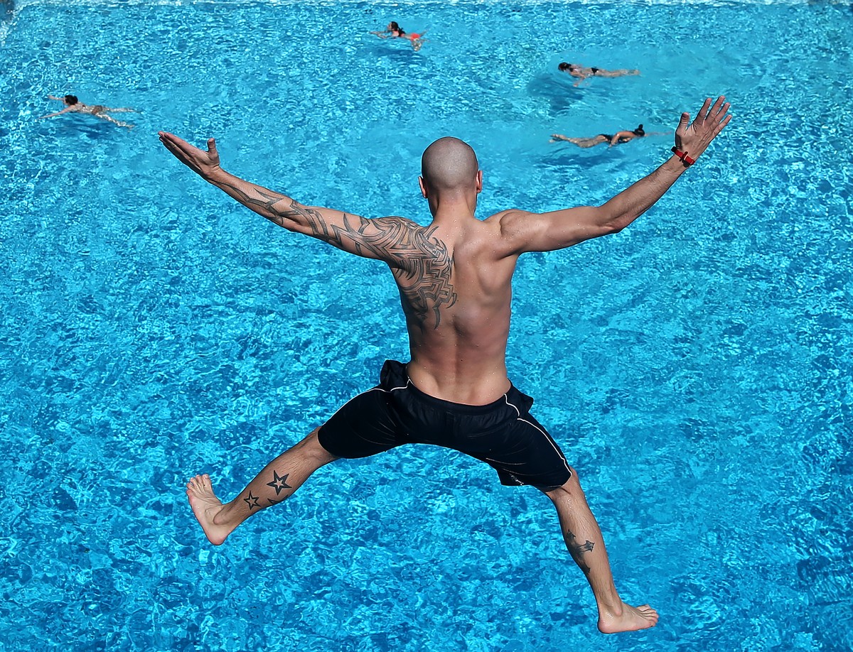 ARCHIV - 20.05.2014, Hamburg: Ein Mann springt im Freibad