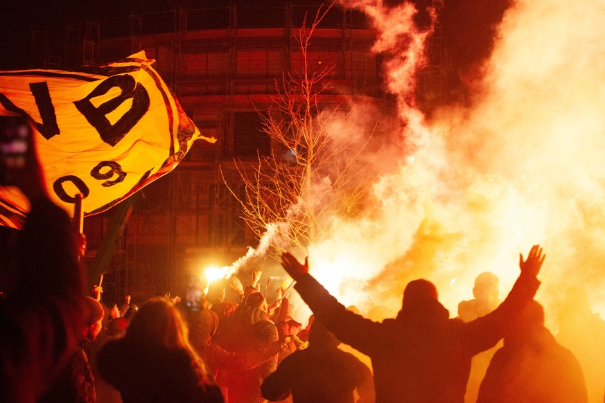 Feuer! Feier! Der Empfang der Dortmunder Fans am Trainingsgelände.&nbsp;
