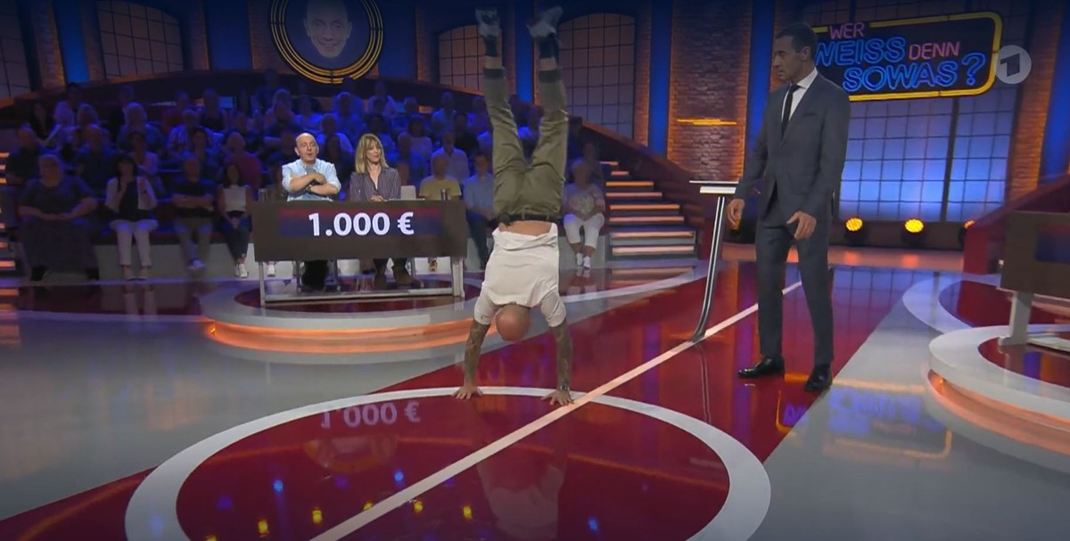 Jürgen Vogel macht im TV-Studio einen Handstand.