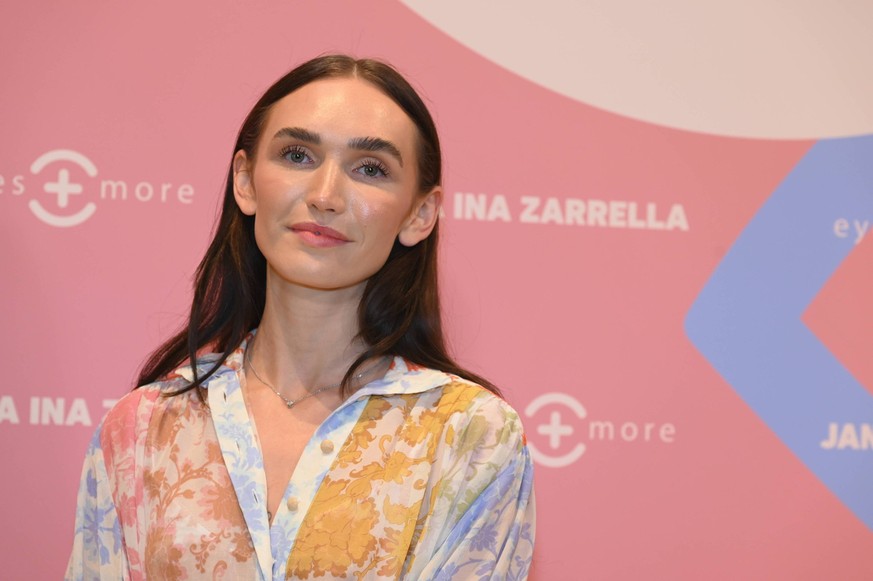 Anna Wilken kommt zur Vorstellung der ersten Jana Ina Zarrella Brillenkollektion für die Marke eyes more mit Party *** Anna Wilken comes to the presentation of the first Jana Ina Zarrella eyewear coll ...