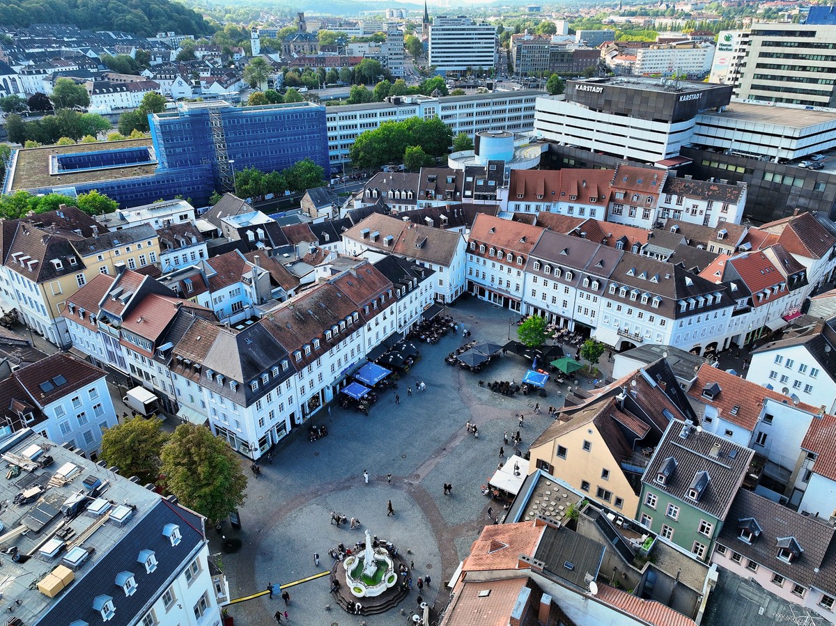 29.09.2025, Saarland, Saarbrücken: Blick auf den St. Johanner Markt in Saarbrücken: Die Außenbestuhlung der Gastronomie steht noch (Luftaufnahme mit einer Drohne). Die Aufbauarbeiten für die Feierlich ...