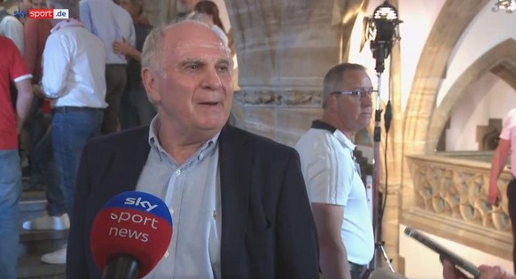 Uli Hoeneß wettert bei der Bayern-Meisterfeier gegen Lewandowski.