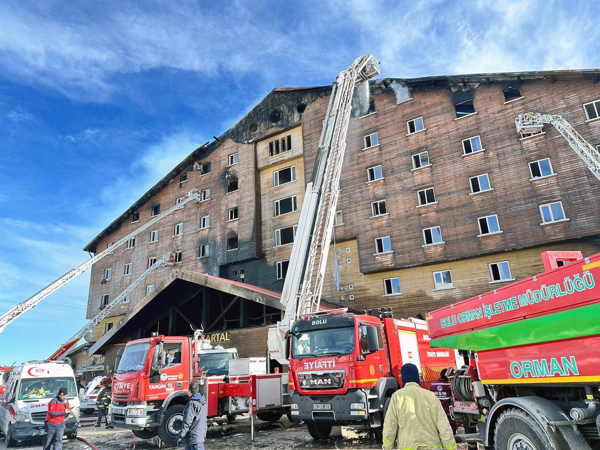 250121 -- BOLU, Jan. 21, 2025 -- Firefighters work at a fire site in Kartalkaya Ski Resort in Bolu, T¹rkiye, Jan. 21, 2025. The fire broke out at a hotel in the Bolu Kartalkaya Ski Resort around 3:30  ...